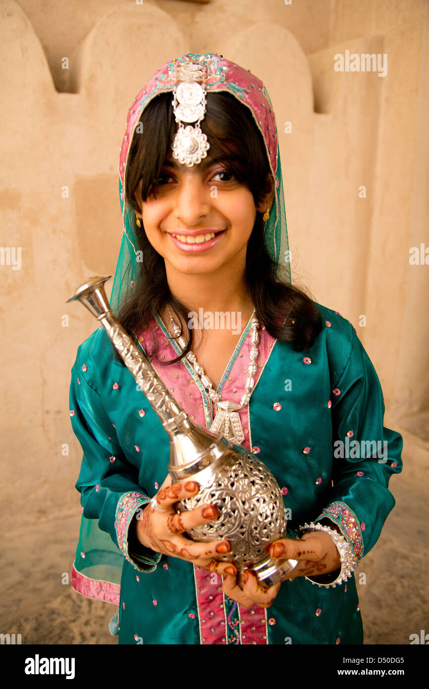 Ein hübsches junges Mädchen der omanischen mit Henna-Tattoos tragen eine Tracht und Kopfschmuck Stockfoto