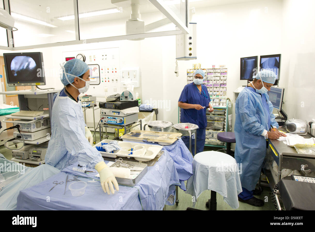 Hospital Theater-Kneeoperation Chirurgie NHS Zulassung Arzt Chirurg Eintritt Stockfoto