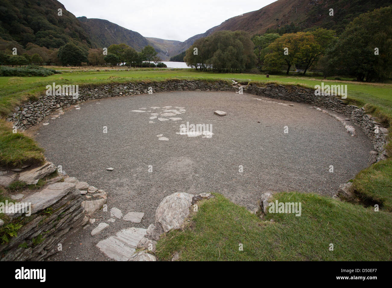 Ein Caher oder Stein Ringfort nahe dem oberen See in Glendalough, County Wicklow, Ireland. Stockfoto