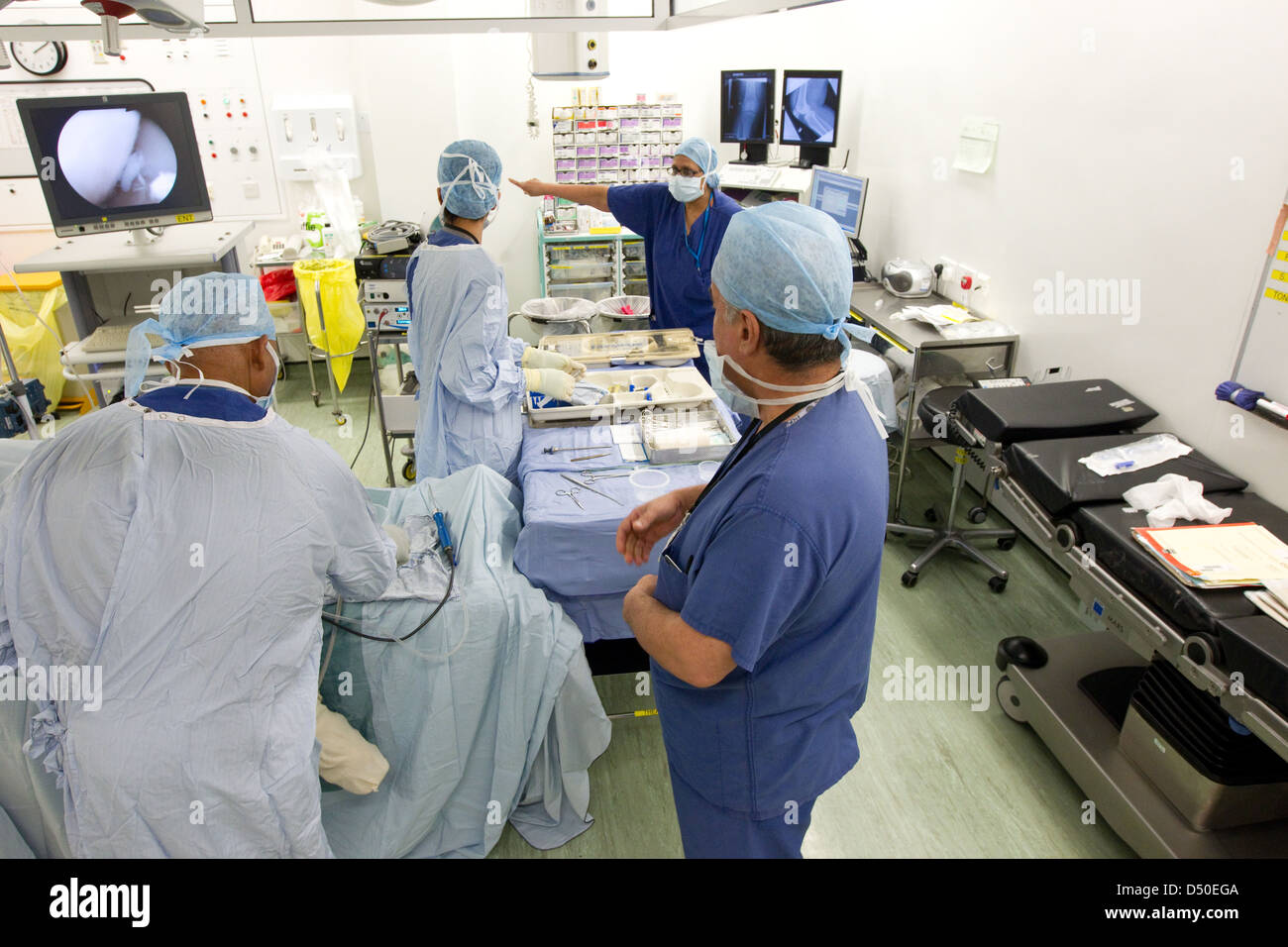 Krankenhaus Knieoperation Betrieb NHS Zulassung Arzt Chirurg Eintritt Stockfoto