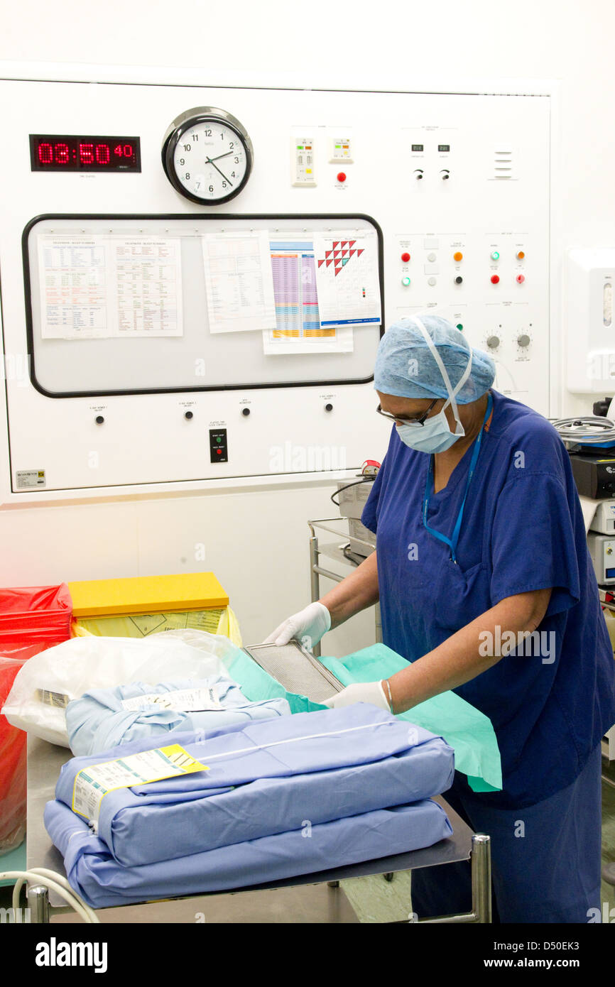 Chirurgie Krankenhaus Betrieb NHS Zulassung Arzt Chirurg Eintritt Scrubs – Die Anfänger Stockfoto