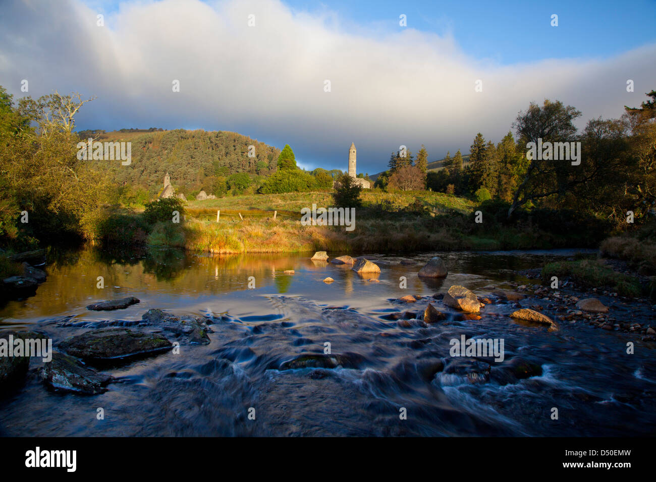 Glendalough runden Turm und Stream, Glendalough klösterlichen Site, Wicklow Mountains Nationalpark, County Wicklow, Irland. Stockfoto