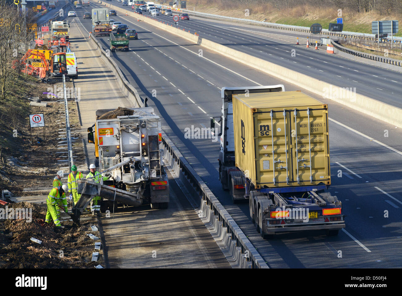 LKW liefern Zement zu Bauarbeiter arbeiten auf M62 upgrade Leeds, Yorkshire, Vereinigtes Königreich Stockfoto