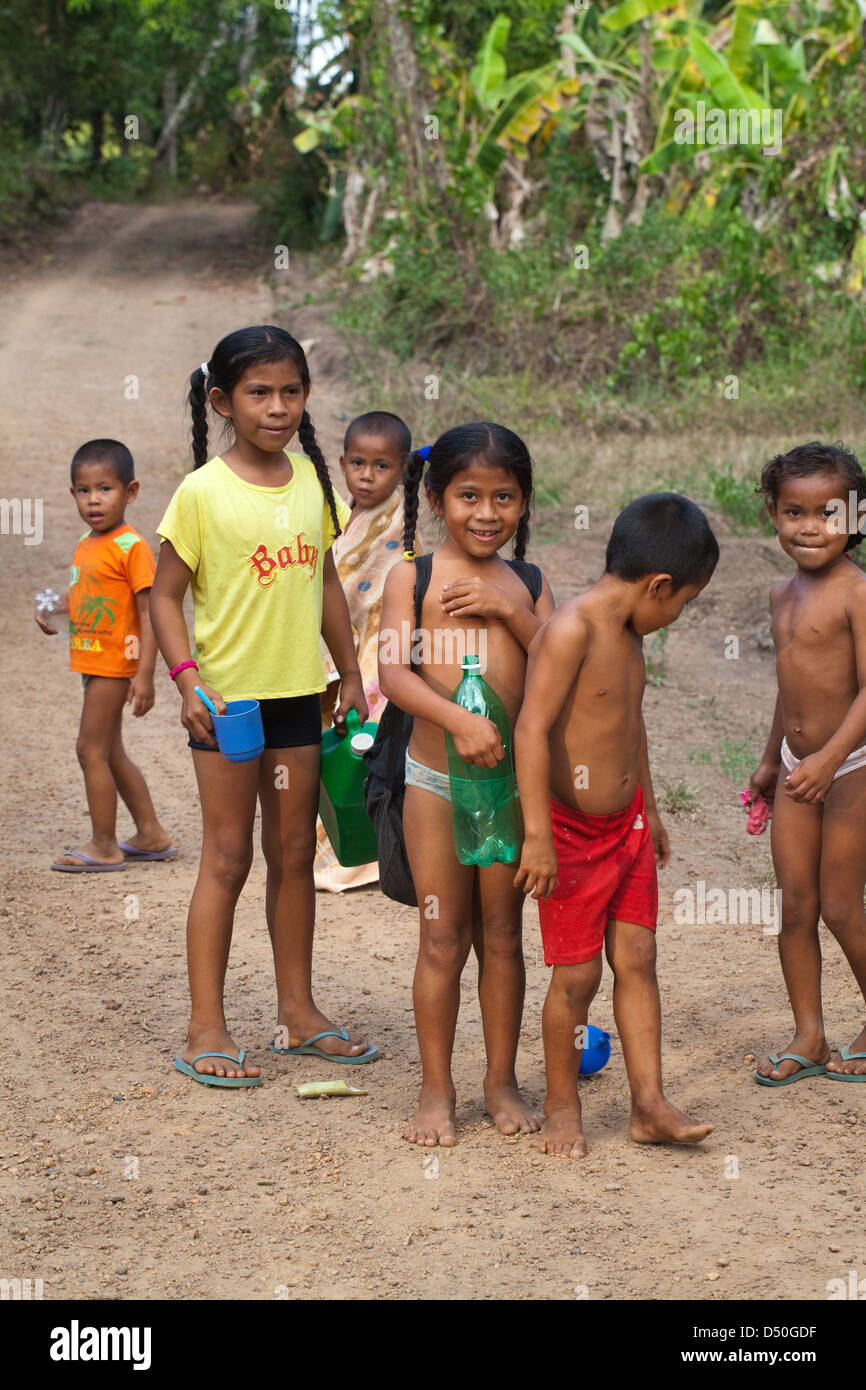 Kleines Mädchen in recycelt Kleid aus westlichen gemeinnützige Organisation bekleidet. Guyana. Stockfoto