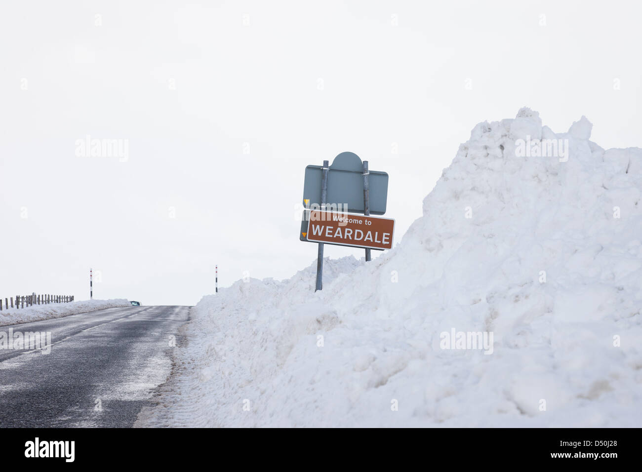 County Durham, Großbritannien. 21. März 2013. Schnee aufwärts gegen ein Schild auf die B6278 an der Teesdale Weardale Grenze in der Grafschaft Durham nach Schneefall. Bildnachweis: David Forster / Alamy Live News Stockfoto