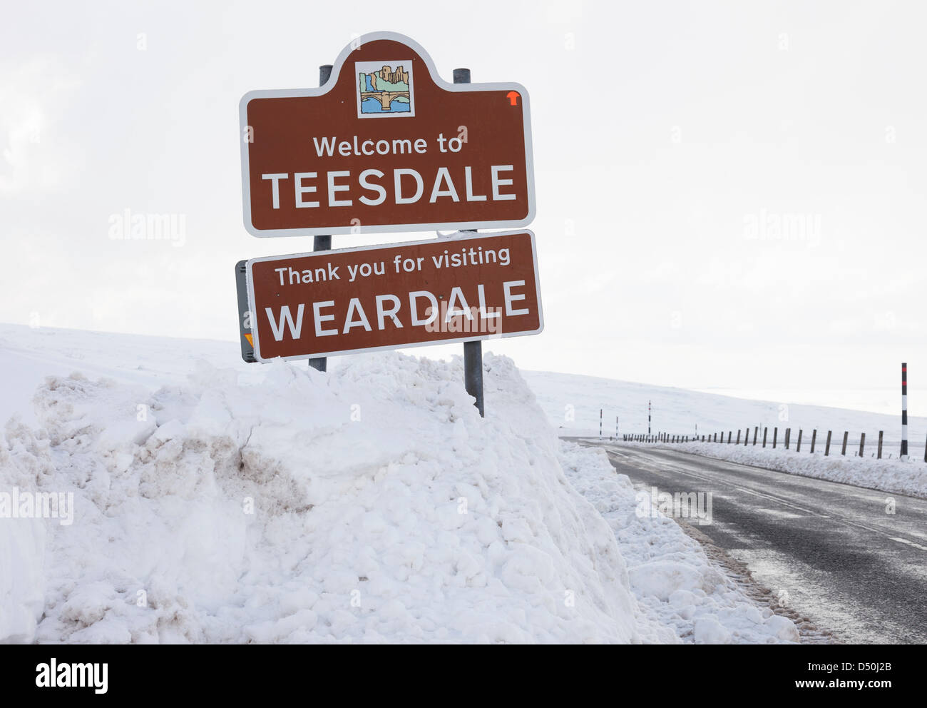 County Durham, Großbritannien. 21. März 2013. Schnee aufwärts gegen ein Schild auf die B6278 an der Teesdale Weardale Grenze in der Grafschaft Durham nach Schneefall. Bildnachweis: David Forster / Alamy Live News Stockfoto