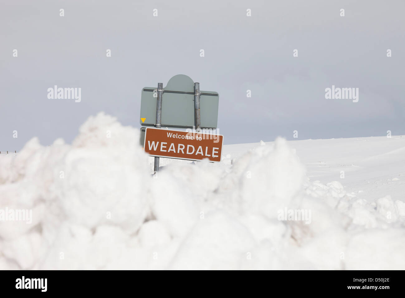 County Durham, Großbritannien. 21. März 2013. Schnee gestapelt gegen ein Schild auf die B6278 an der Teesdale Weardale Grenze in der Grafschaft Durham nach Schneefall Credit: David Forster / Alamy Live News Stockfoto