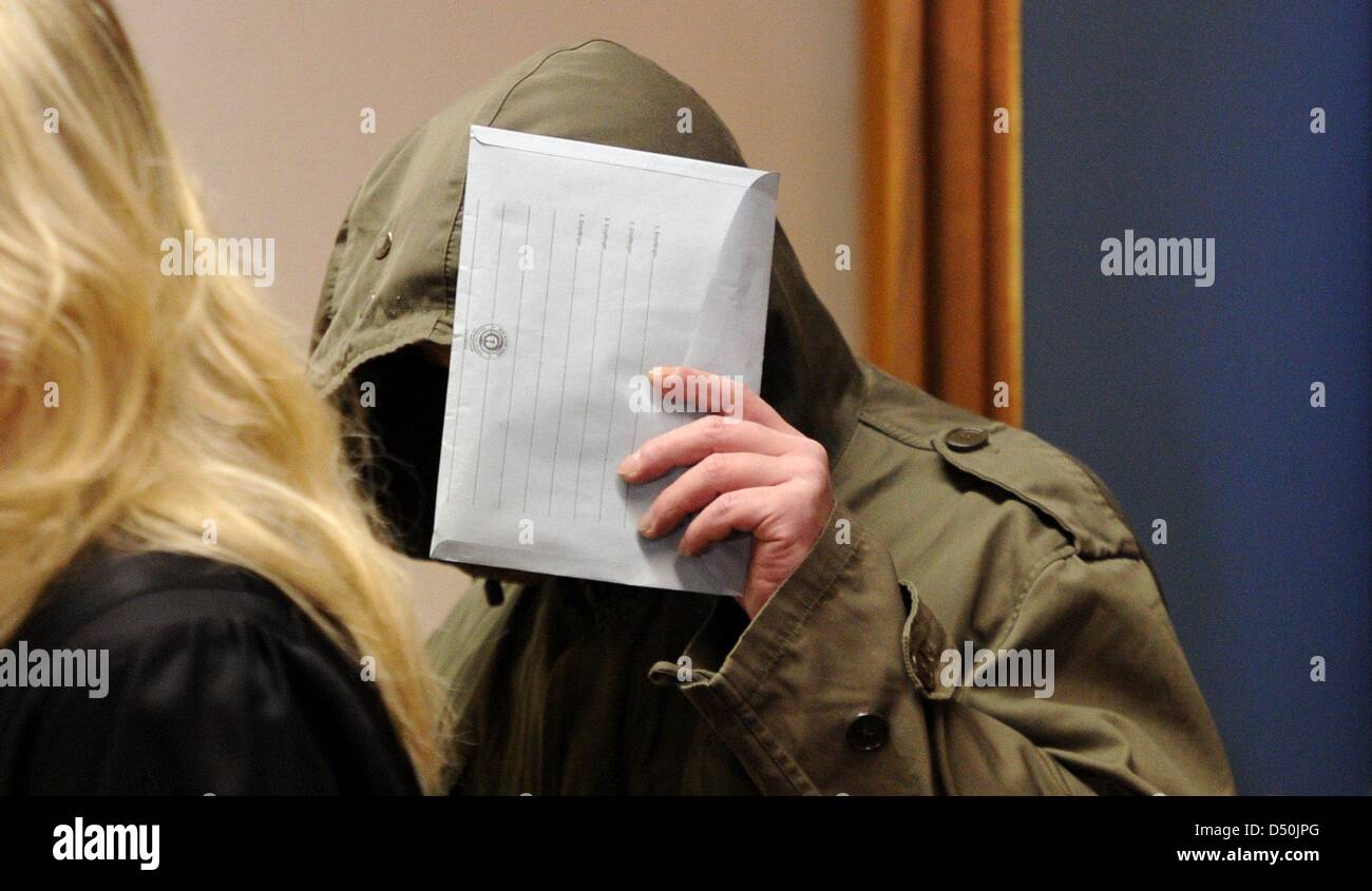 Beklagten Marco G. ist auf der Anklagebank im Landgericht in Essen, Deutschland, 29. November 2010. Der 42-j hrige gestand er entführt, Druged und vergewaltigt ein 13 jähriger Junge. Foto: JULIAN STRATENSCHULTE Stockfoto