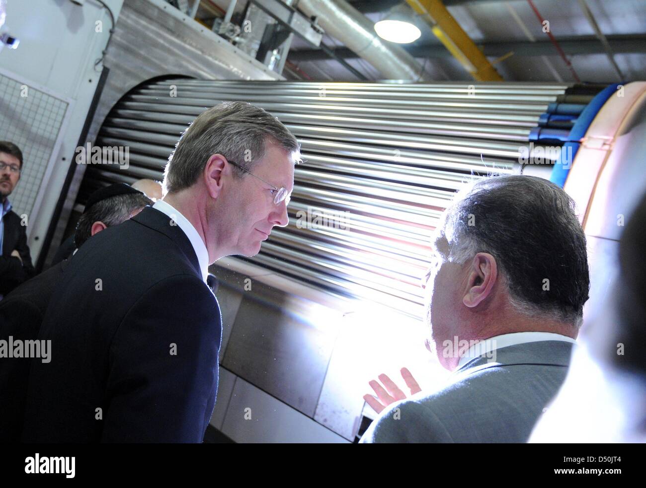 Deutsche Präsident Christian Wulff (L) besucht Siemens Concentrated Solar Power mit der Firma CEO Avi Brenmiller (R) in Bet Shemesh, Israel, 29. November 2010. Herr Wulff ist bei einem viertägigen Besuch in Israel und seinem Besuch am 30. November mit einem Besuch in den palästinensischen Gebieten endet. Foto: RAINER JENSEN Stockfoto