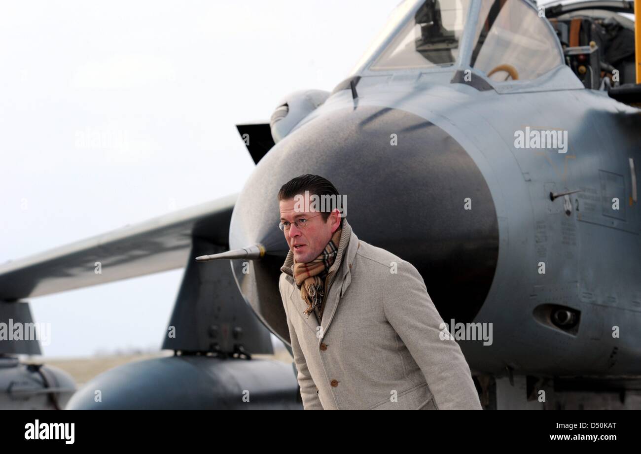 German Defence Minister Karl-Theodor Zu Guttenberg ist anwesend bei der Rückkehr von der Luftaufklärung Tornados aus Afghanistan bei der Luftaufklärung Squadron 51 Immelmann in Jagel, Deutschland, 30. November 2010. In den Norden afghanischen Stadt Mazar-i-Sharif, Afghanistan seit April 2007 waren sechs Tornados stationiert. Seit dieser Zeit über mehr als 4500 Operationen mit 7 900 Stunden Flug wir Stockfoto