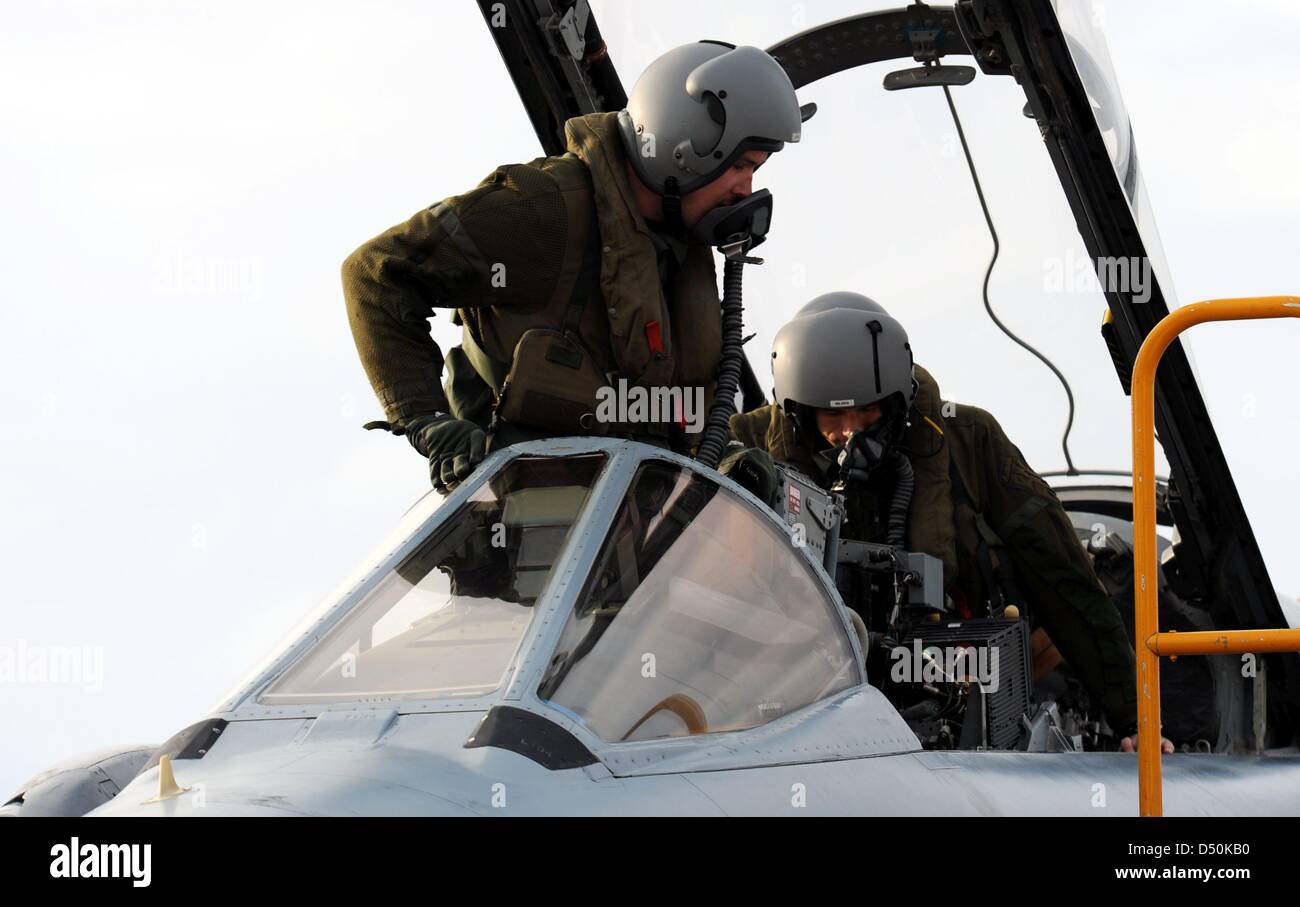 Jet-Piloten der deutschen Bundeswehr rechnen Kader 51 Immelmann, die von ihren Einsätzen in Afghanistan in Jagel, Deutschland, 30. November 2010 angekommen. In den Norden afghanischen Stadt Mazar-i-Sharif, Afghanistan seit April 2007 waren sechs Tornados stationiert. Seitdem wurden mehr als 4.500 Operationen mit 7.900 Stunden Flug abgeschlossen. Foto: CARSTEN REHDER Stockfoto