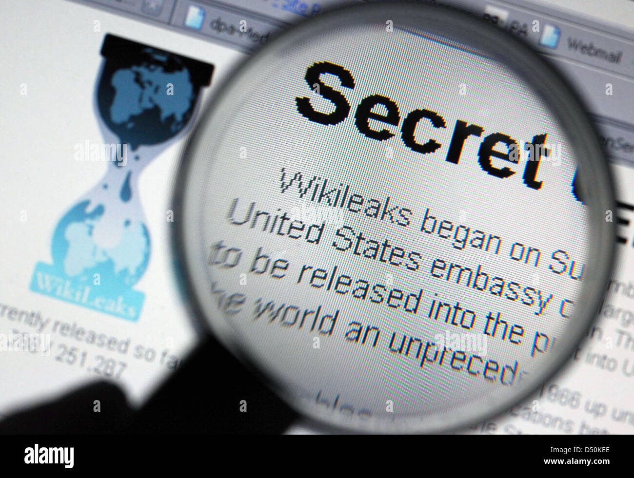 Eine Lupe untersucht die Webseite WikiLeaks, vertrauliche Dokumente in Köln, 30. November 2010 präsentieren. WikiLeaks veröffentlicht Hunderttausende von geheimen US-Dokumente am 28. November 2010 Jahre diplomatische Kommunikation, die offenbaren der Innenleben der sensiblen Beziehungen weltweit Regierungen und ehrliche Bewertung der ausländischen Führern auszusetzen. Foto Stockfoto