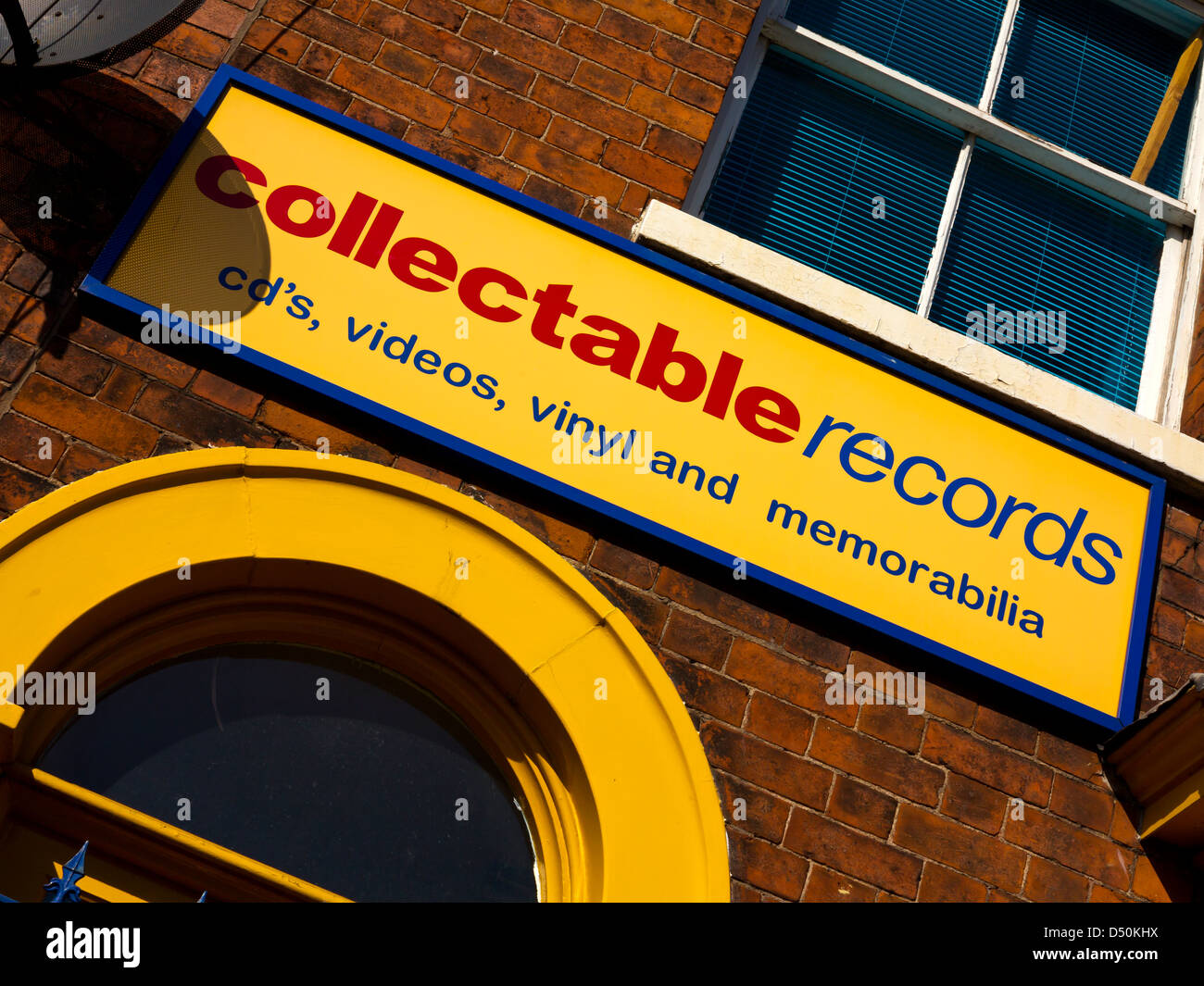 Melden Sie außen Sammlerstücke Records Shop Verkauf von secondhand Cds Vinyl und Erinnerungsstücke in Stafford England UK Stockfoto