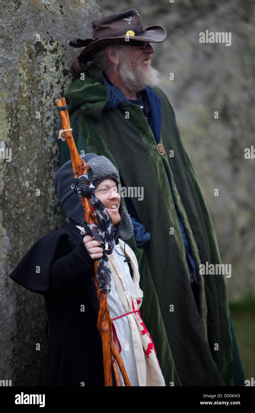 Stonehenge, England. 20. März 2013. Menschen sammeln im Inneren der Stonecircle in Stonehenge für den Frühling Äquinoktikum Sonnenaufgang. Bildnachweis: Emma Stoner / Alamy Live News Stockfoto