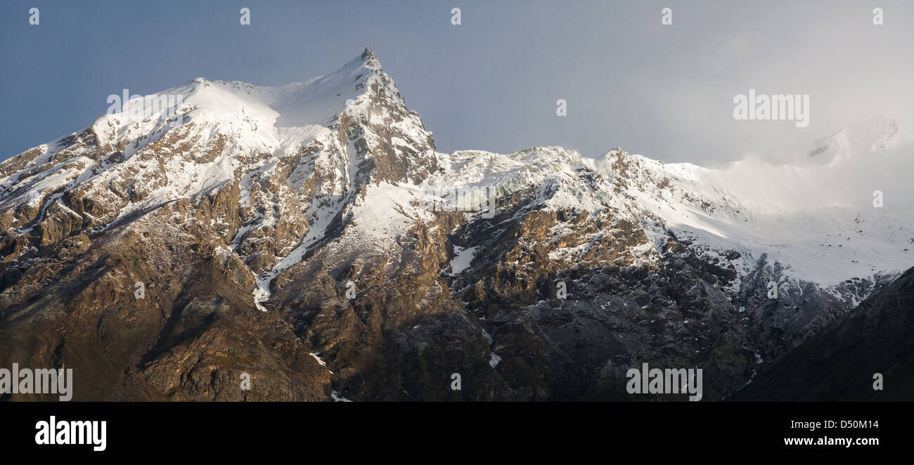 Askoli Karakoram Berge Panorama unter Neuschnee Stockfoto