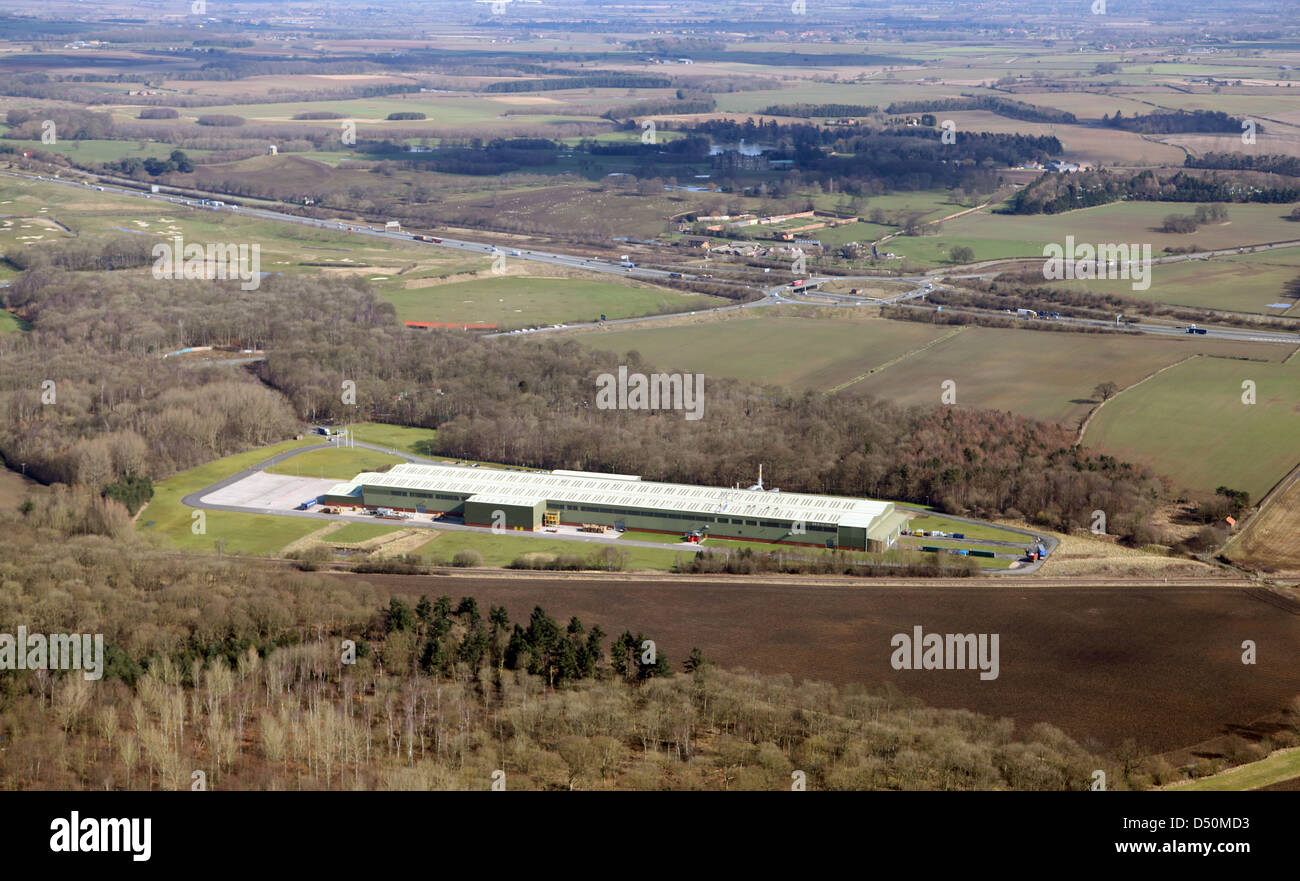Luftaufnahme der alten Komatsu-Fabrik in Flaxby in der Nähe von Knaresborough zeigt die A1 / A59 Ausfahrt Stockfoto