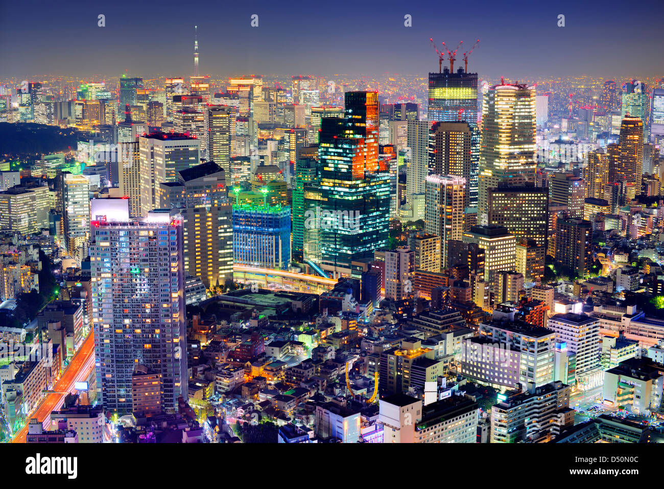 Dichten Gebäuden in Minato-Ku, Tokyo Japan Tokyo Sky Tree am Horizont sichtbar. Stockfoto