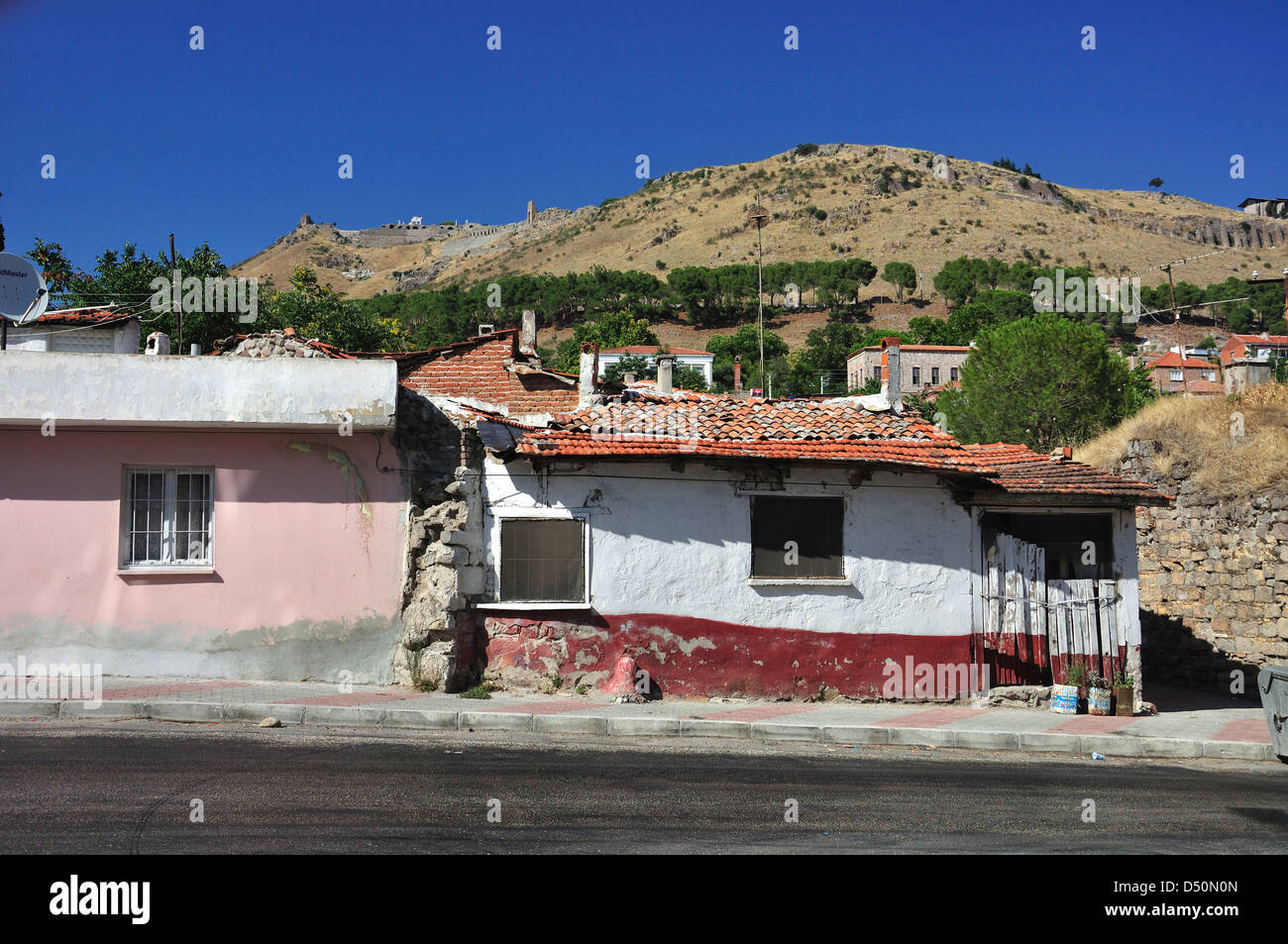 Traditionelle türkische Häuser, alte Dorfstraße (Pergamon) Stockfoto