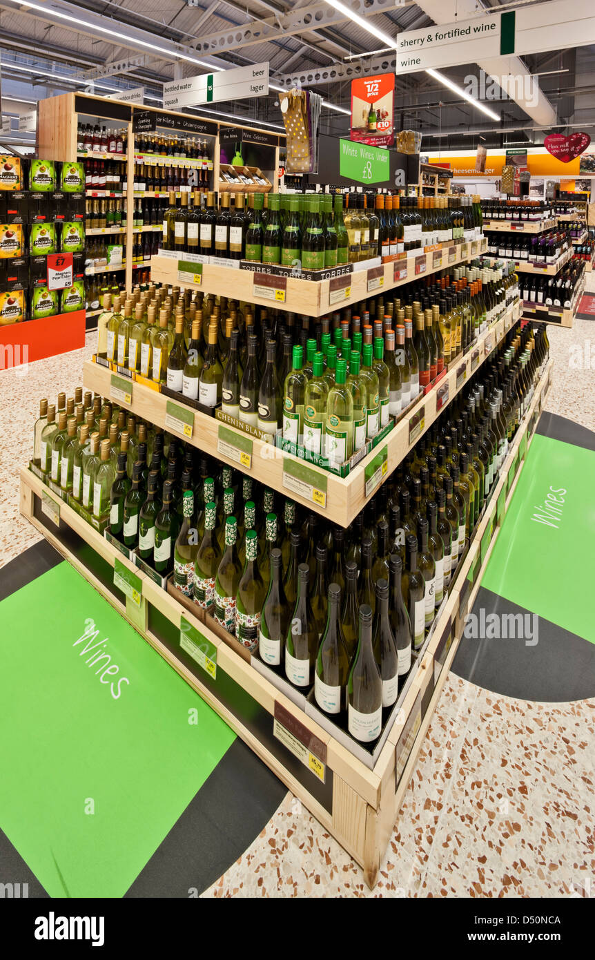 Anzeige von Wein in einem Supermarkt Stockfoto