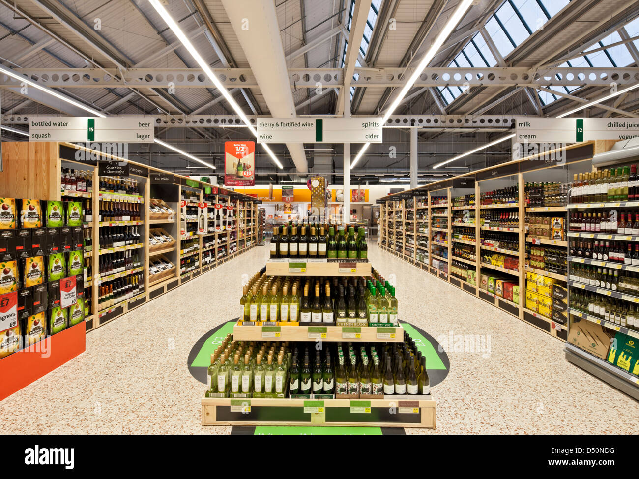 Anzeige von Wein in einem Supermarkt Stockfoto