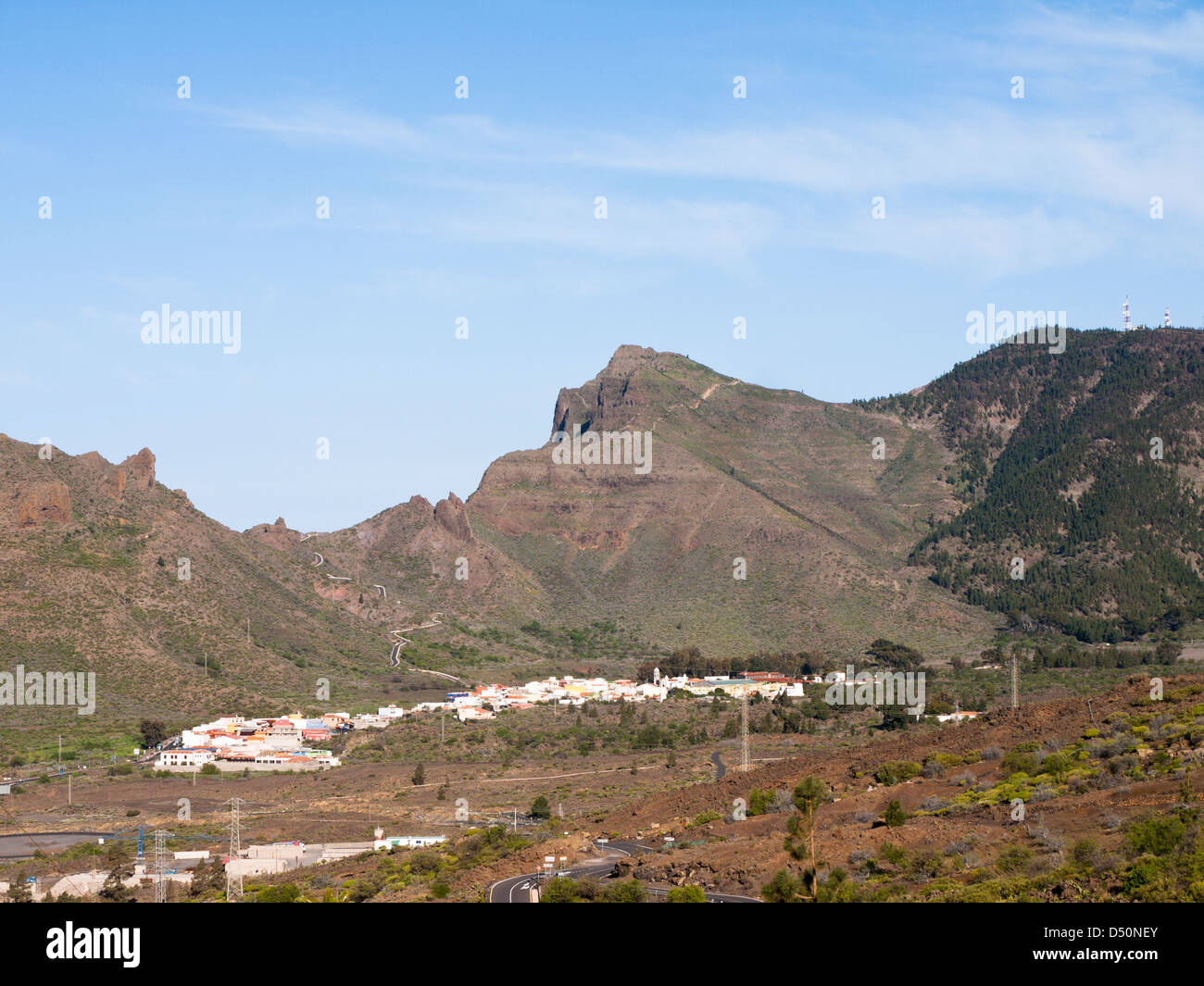 Panoramablick auf Santiago del Teide und die kurvenreiche Straße nach Masca des Teno-Massivs in Teneriffa, Kanarische Inseln, Spanien Stockfoto