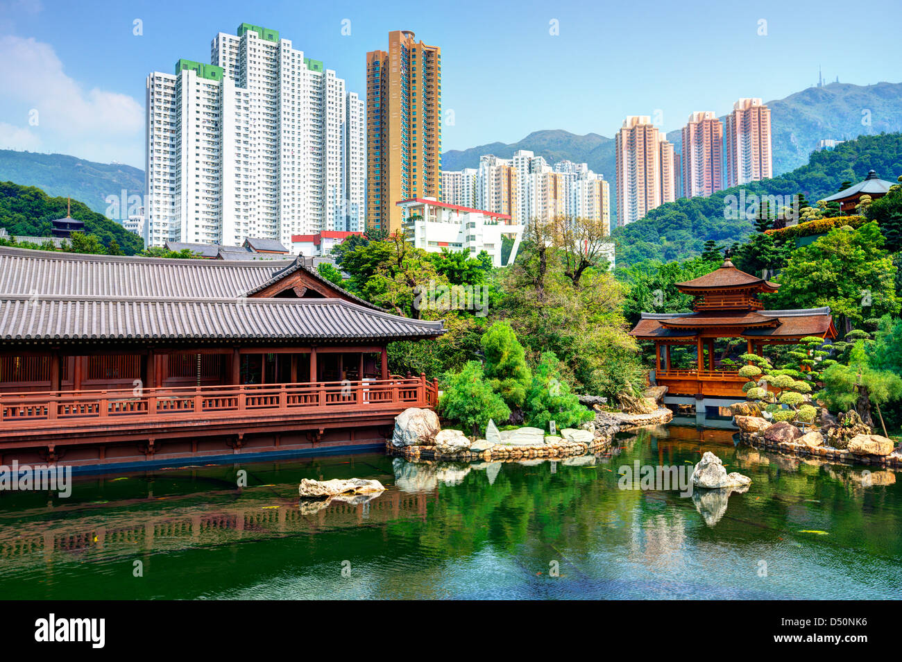 Teich und Stadtbild von Nan Lian Garden in Hong Kong, China betrachtet. Stockfoto