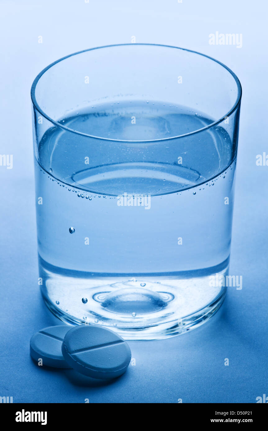 Aspirin und ein Glas Wasser Stockfoto