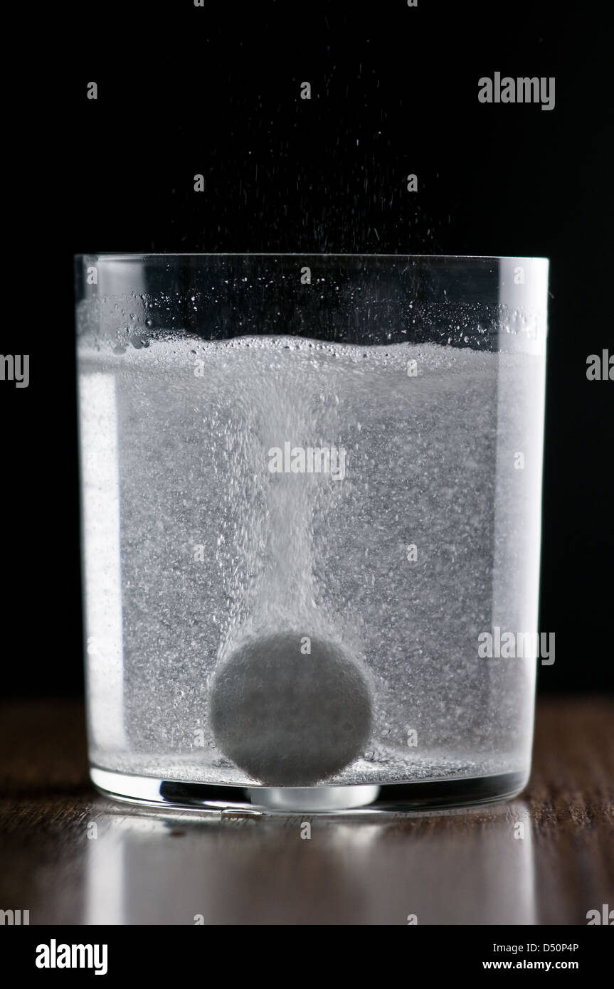 Aspirin-Tablette in einem Glas Wasser Stockfoto
