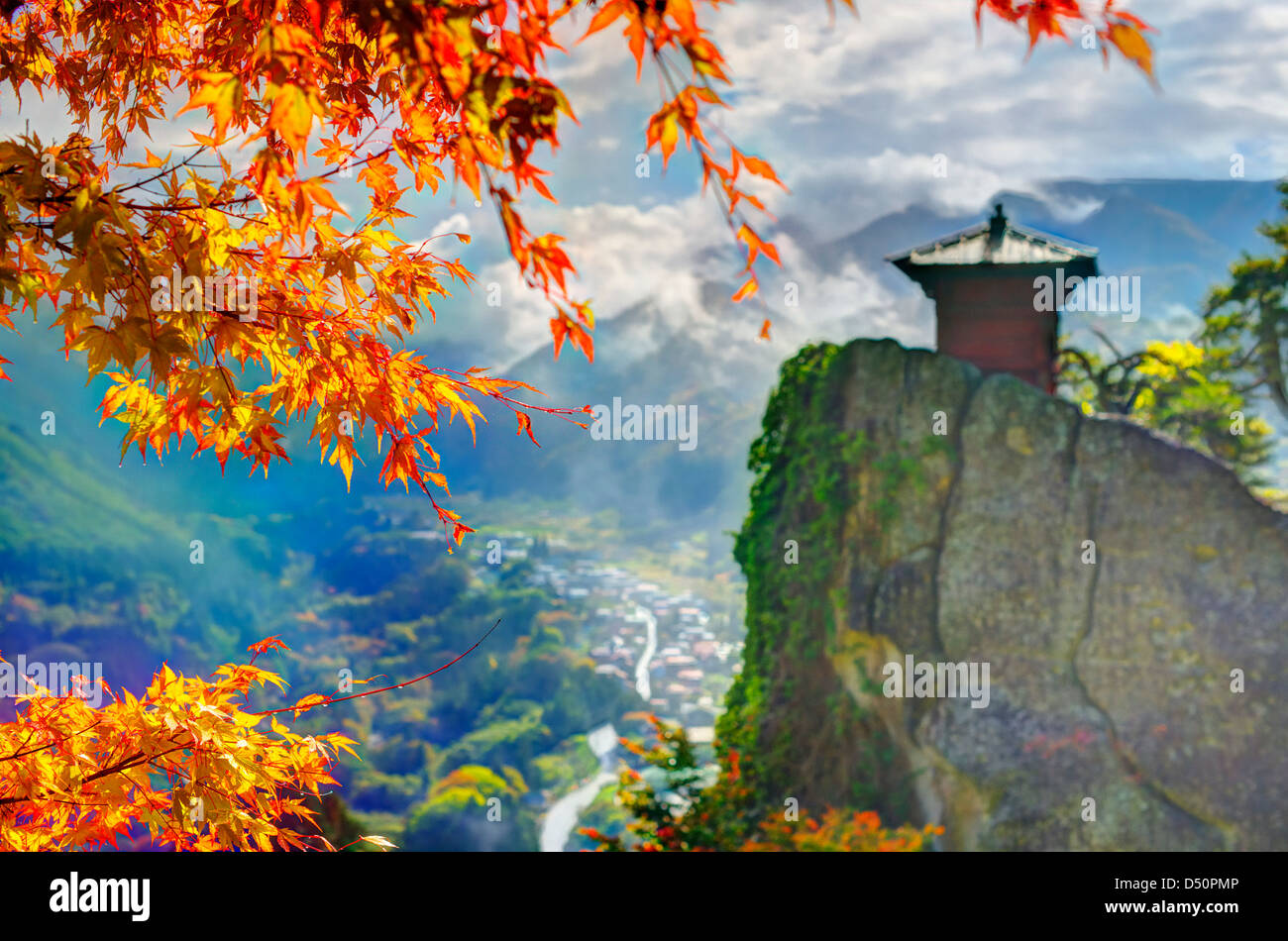Yamadera ist ein Bergtempel. selektiven Fokus auf Vordergrund Herbstlaub. Stockfoto