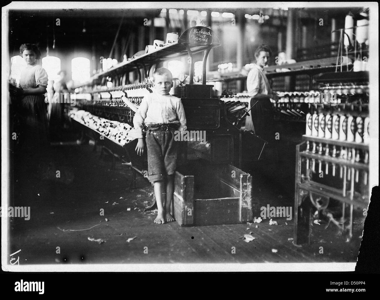 Leo 48 Zoll hoch, 8 Jahre alt. Nimmt Spulen für 15 Cent pro Tag in Elk Cotton Mill auf. Er sagte: 'Nein ich helfe Schwester oder Mutter nicht, nur mir selbst.' Fayetteville, Tenn, November 1910 Stockfoto