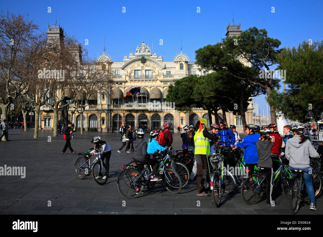 Geführte Fahrradtour am Placa del Portal De La Pau am Hafen, Barcelona, Spanien Stockfoto