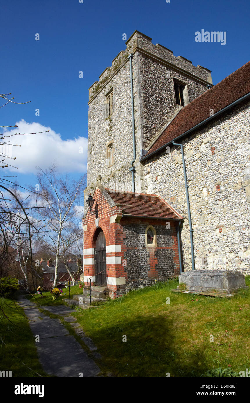 Südseite des historischen St. Johann Kirche, Magdalen Hill, Winchester, Hampshire, England, älteste Kirche erbaute Stadt c. 1142. Stockfoto