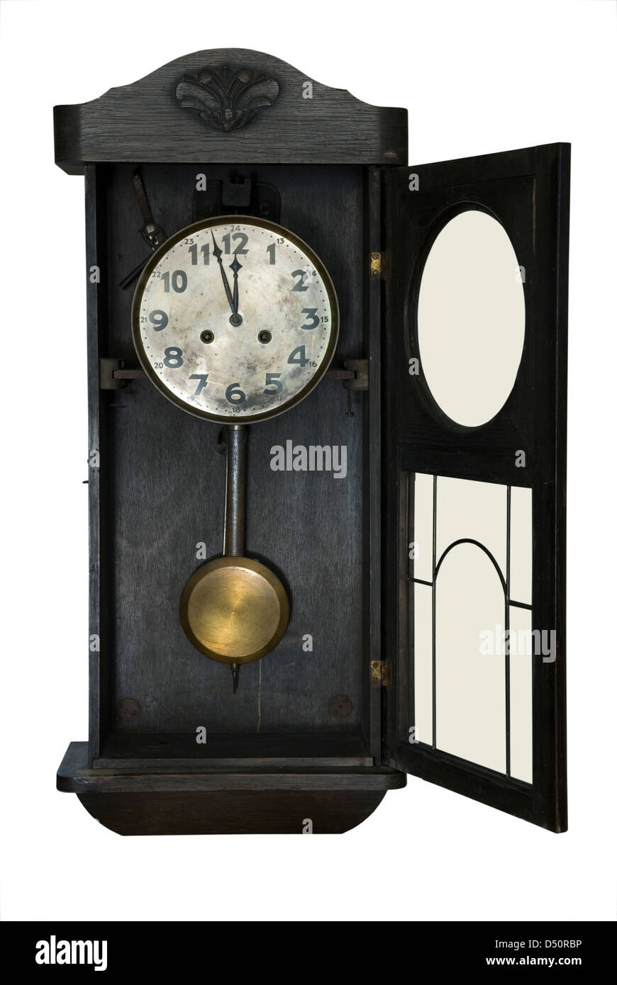 sehr alte hölzerne Uhr auf weißem Hintergrund, Pfad Stockfoto