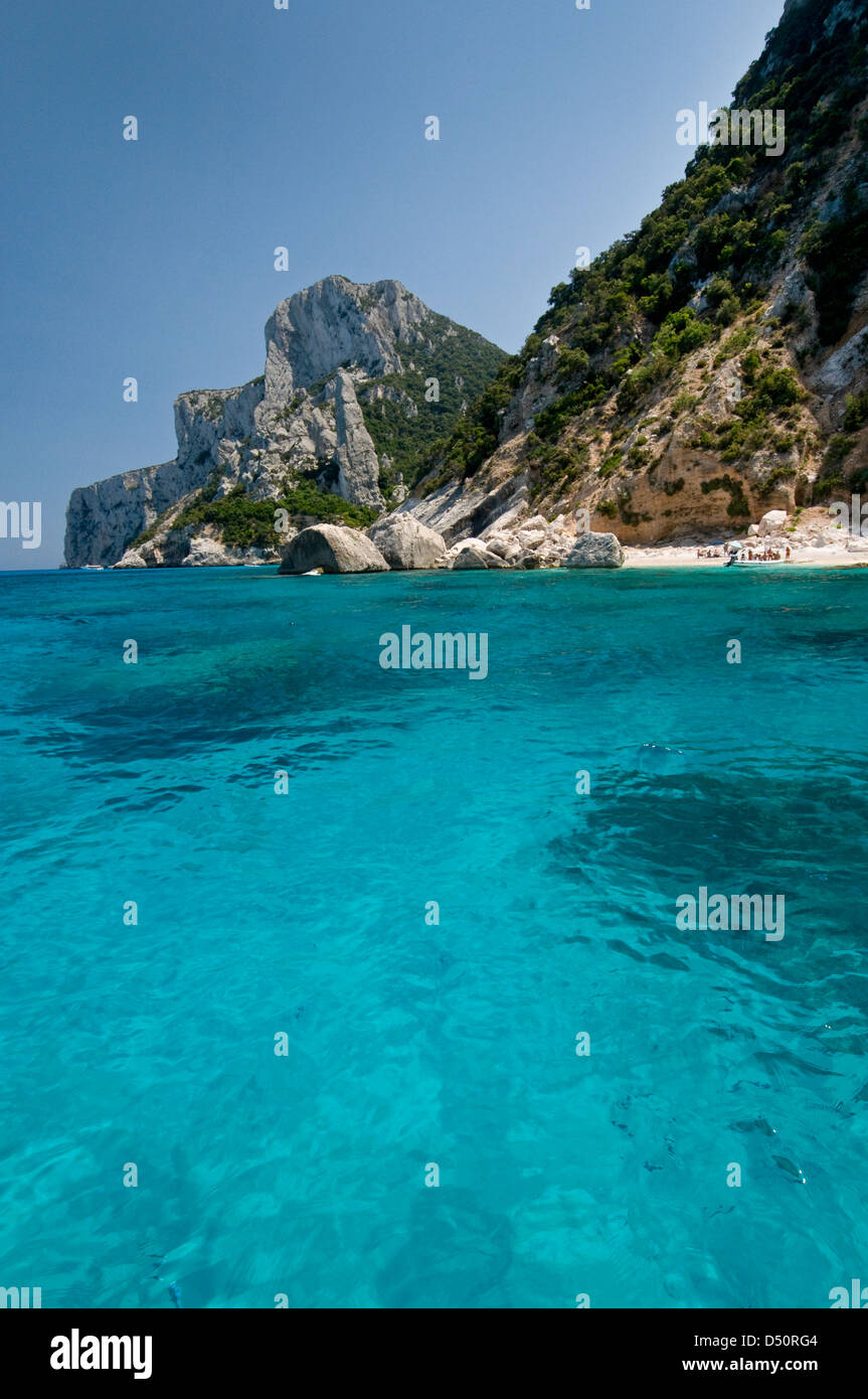 Die klare, transparente und türkisfarbenen Wasser des Meeres am Strand von Cala Gabbiani, in der Nähe von Cala Mariolu, Baunei, Ogliastra, Sardinien, Italien Stockfoto