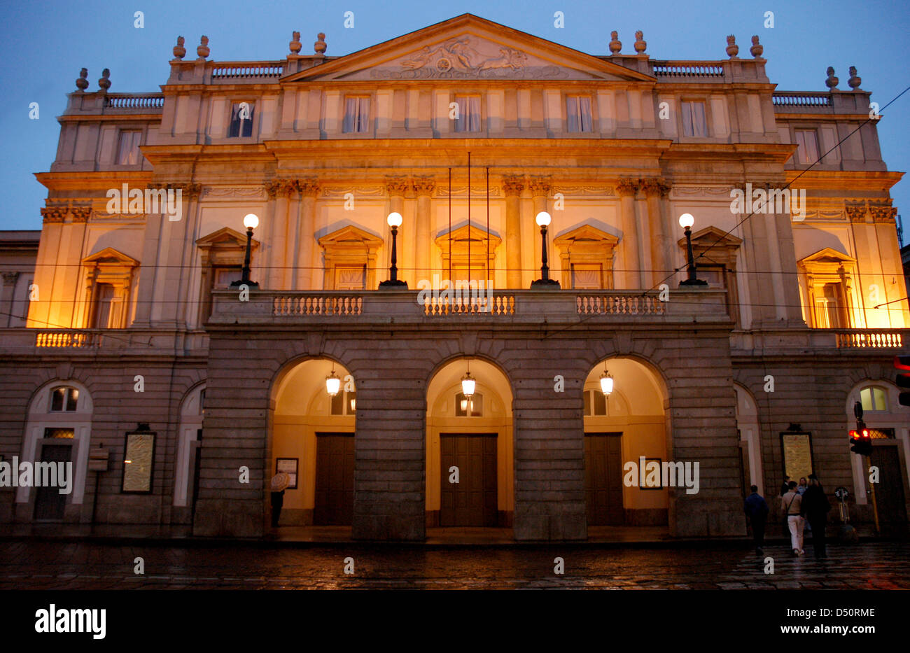 Italien. Mailand. La Scala bei Nacht. Opera House. Eröffnet im Jahre 1778. (1734-1808) errichtet von Giuseppe Piermarini. Stockfoto