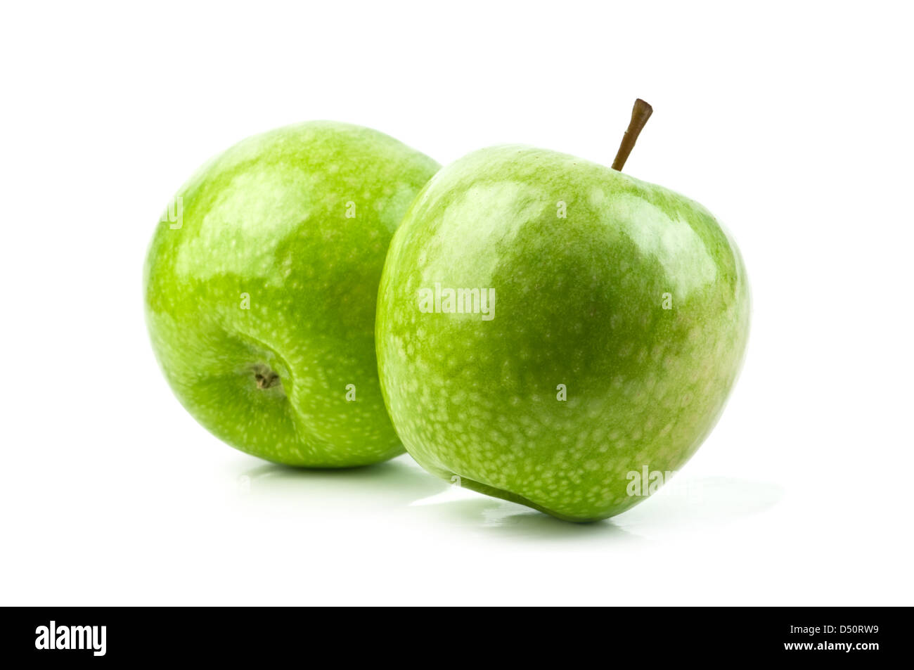 zwei grüne Apfel, isoliert auf weiss Stockfoto