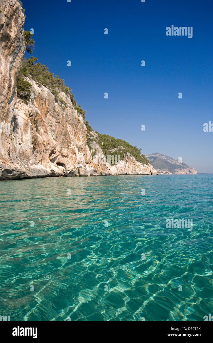 Felsklippen und transparente Meer in der Nähe von Bue Marino Höhlen, Cala Gonone Küste, Golf von Orosei, Sardinien, Italien Stockfoto