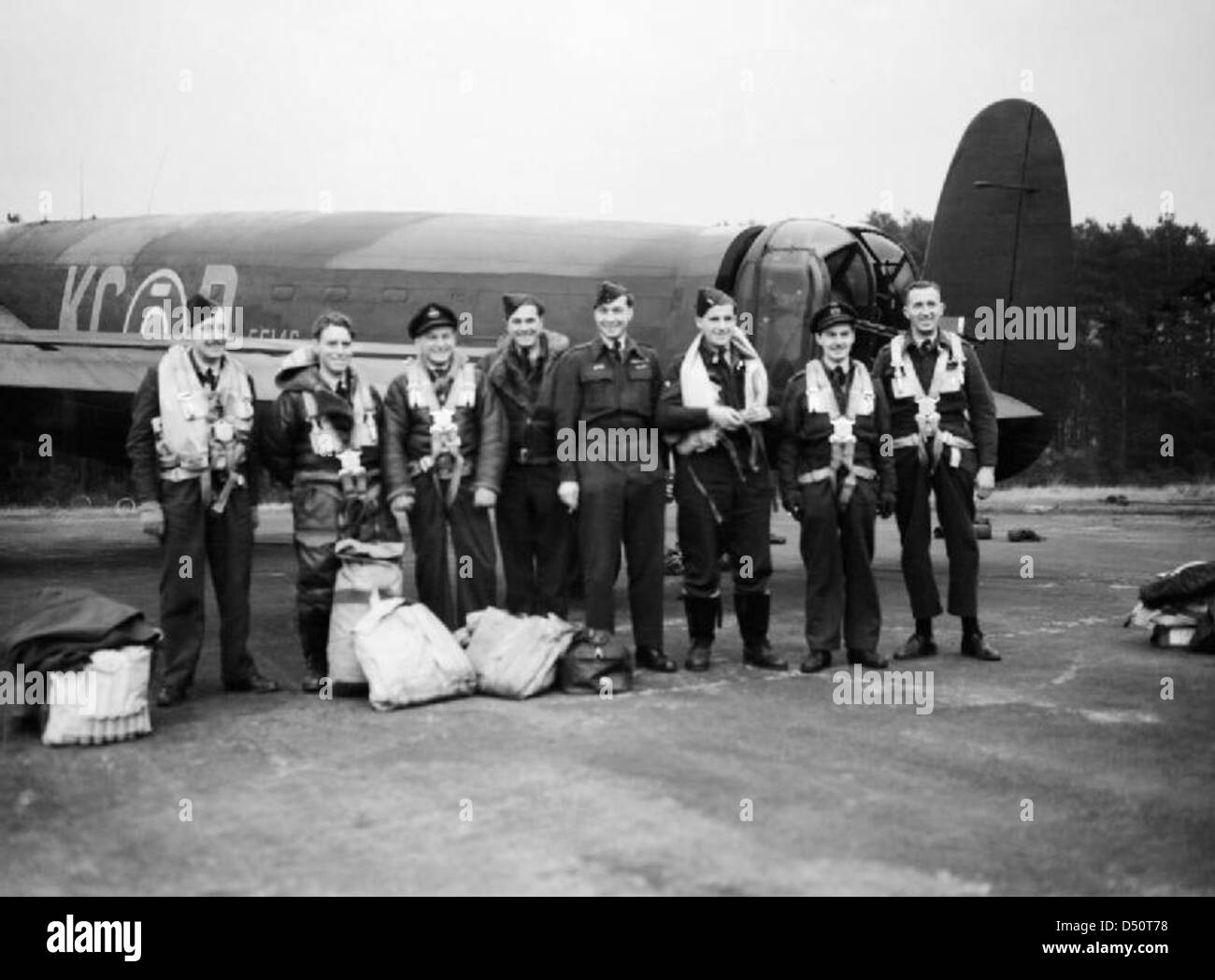 Wing Commander J B Tait, Kommandierender Offizier der Nr. 617 Geschwader RAF (fünfter von links), stehend mit seiner Crew durch den Schweif des Avro Lancaster B Spuren ich (Spezial), EE146 'KC-D', Woodhall Spa in Lincolnshire, nach der Rückkehr von Lossiemouth, übermorgen Stockfoto