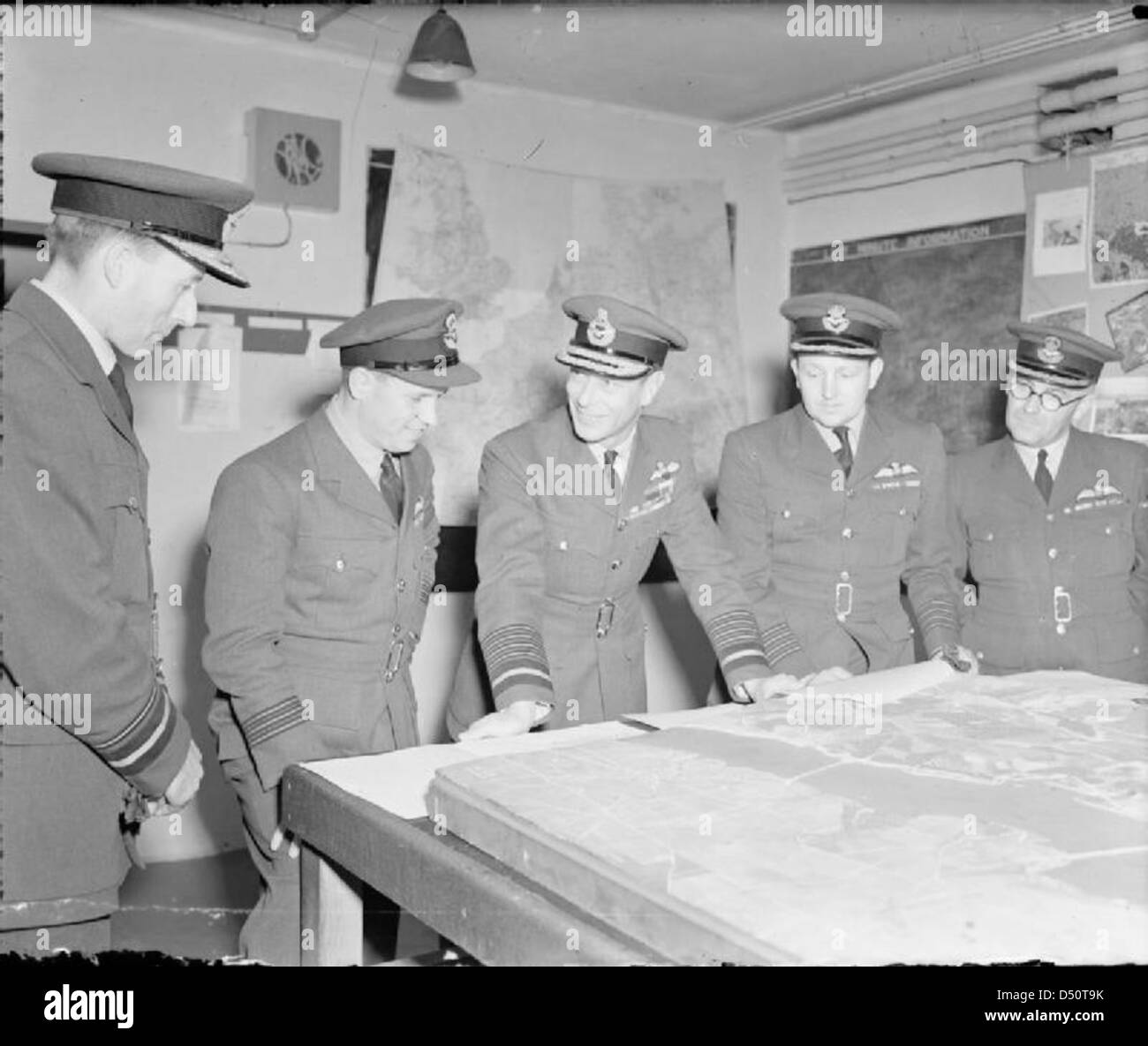 Operation Chastise (Dambusters Raid) 16. / 17. Mai 1943 Persönlichkeiten: HM König George VI untersuchen, Moehne Dam Modell mit Stockfoto