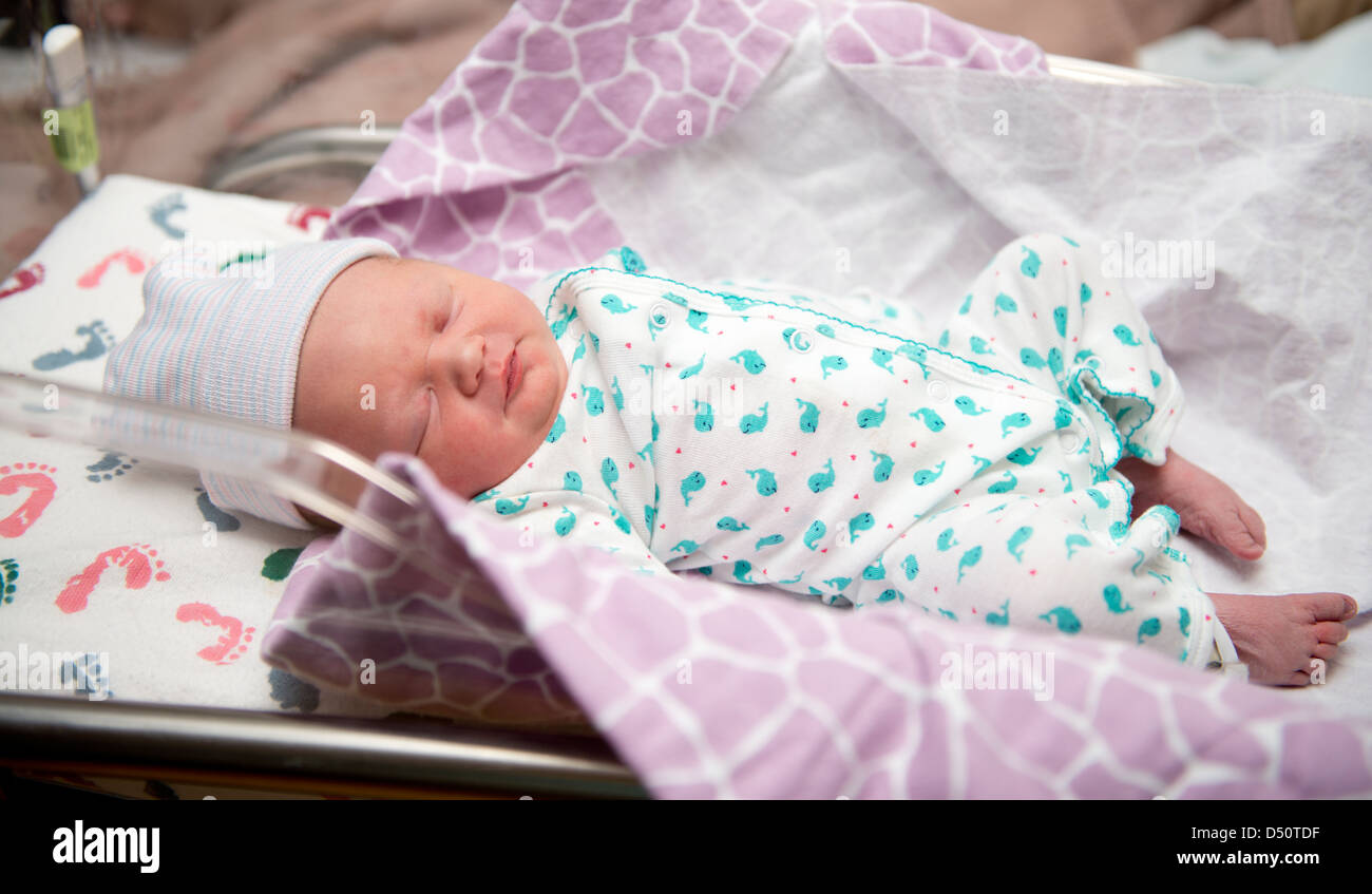 Eine Neugeborene schlafen kaukasische Baby Mädchen, nur 17 Stunden alt. USA. Stockfoto