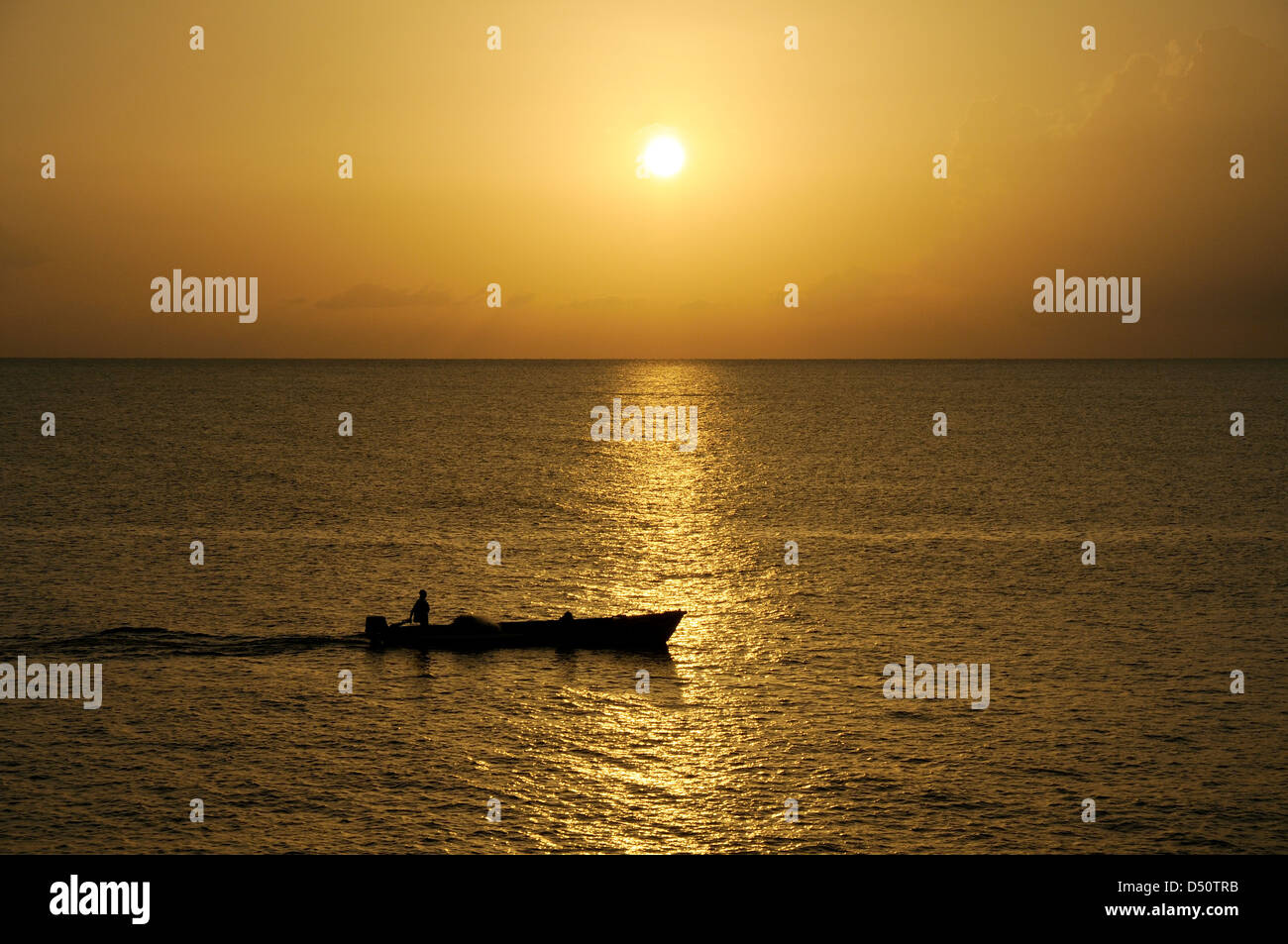 Angelboot/Fischerboot auf dem Meer bei Sonnenuntergang Stockfoto