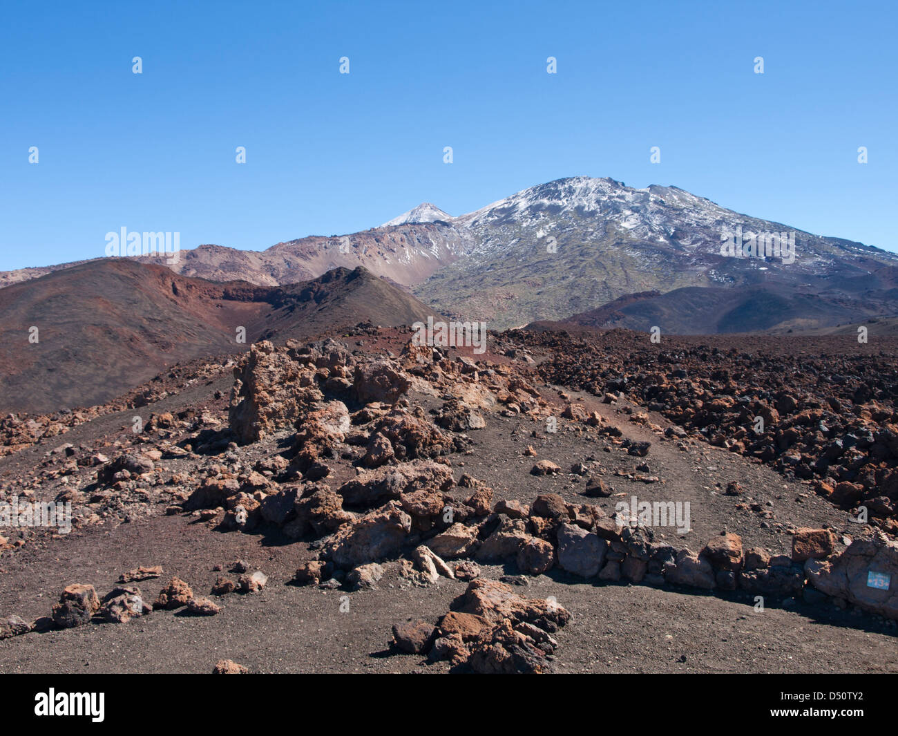 Drei Vulkane; Montana Reventada am nächsten, Pico Vieco hinter und den Teide erblickt in der Mitte von einem Fußweg auf Teneriffa Stockfoto