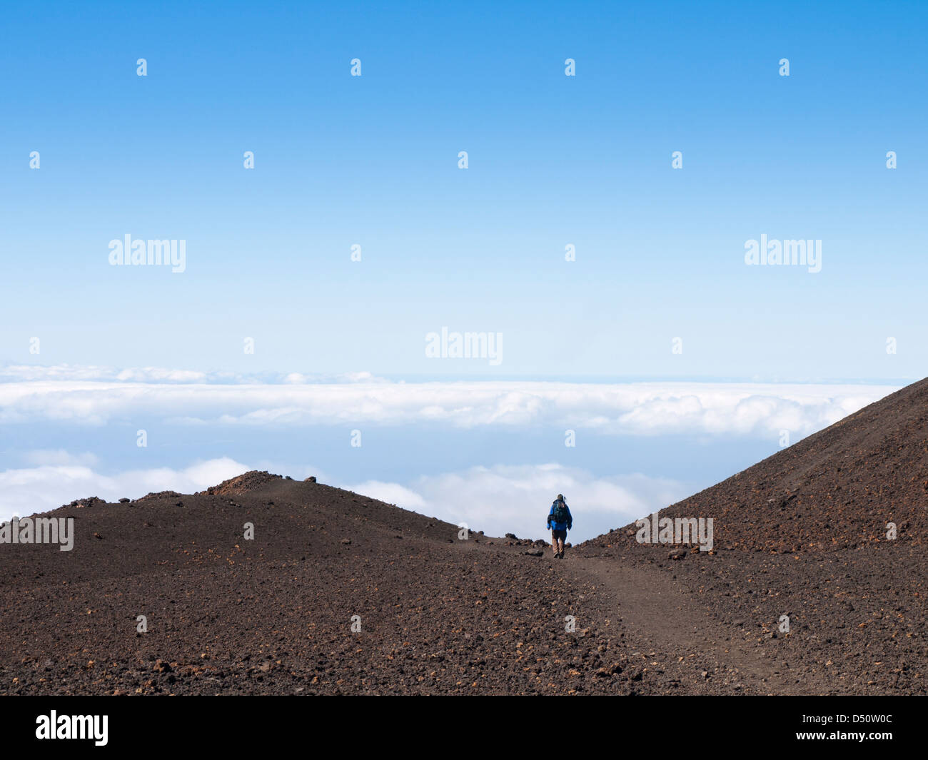 Wandern in den Teide-Nationalpark Teneriffa Spanien, vulkanischen pyroklastische Material unter den Füßen, Wolken unter, die Samara-route Stockfoto