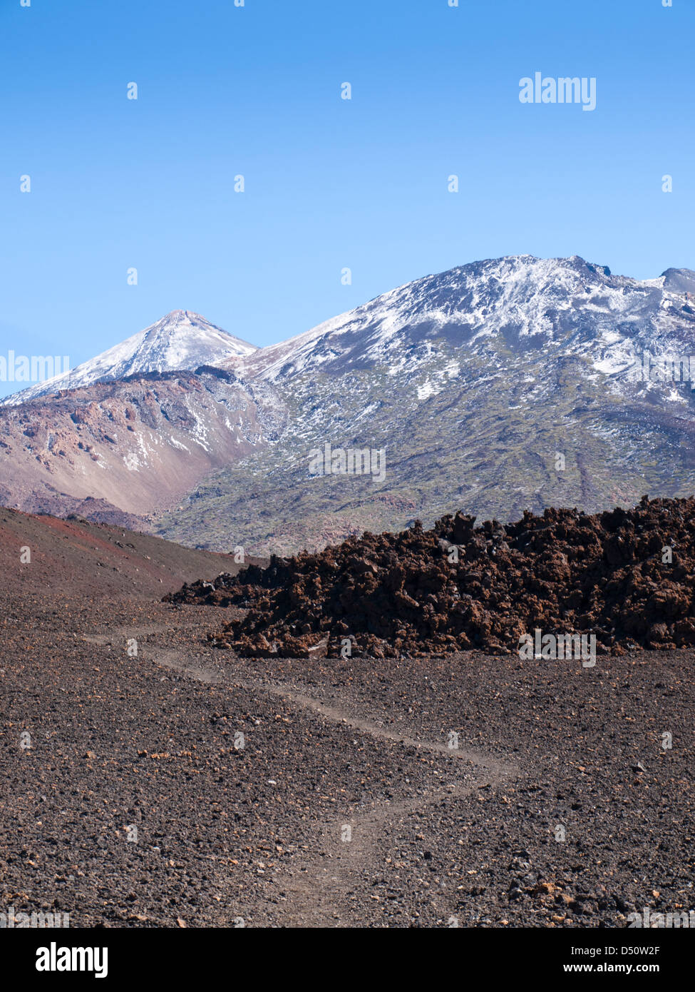 Die Vulkane Mount Teide und Pico Viejo ist eine spektakuläre Kulisse für eine Wanderung im Teide Naitonal Park, Teneriffa-Spanien Stockfoto
