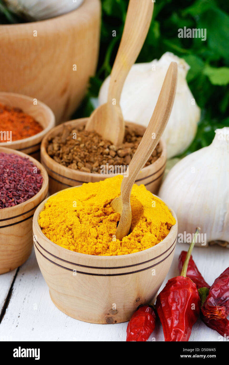 Verschiedene Arten von Gewürzen und Kräutern auf dem Tisch Eiche weiß Stockfoto