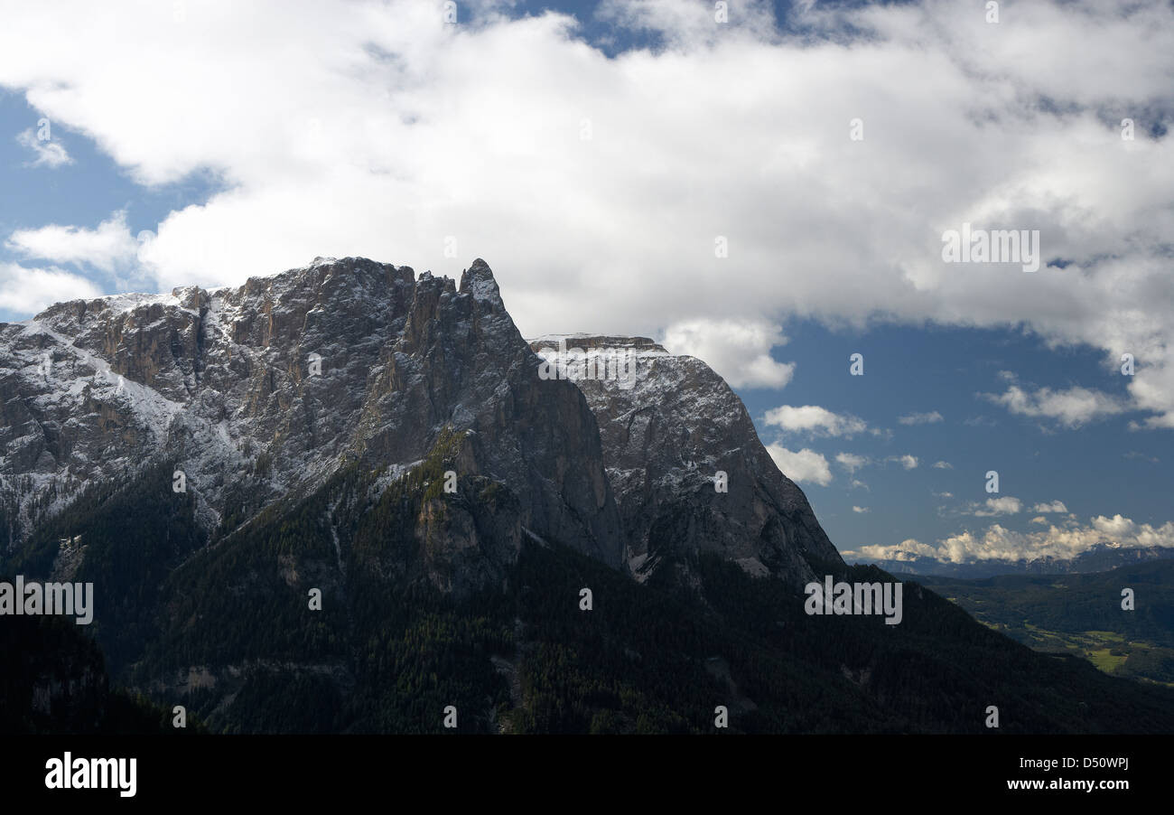 SEIS, Italien, mit Blick auf die verschneiten Schlernmassiv Stockfoto