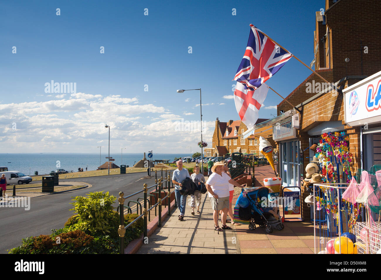 VEREINIGTES KÖNIGREICH; ENGLAND; NORFOLK; HUNSTANTON; AM MEER; STADT; URLAUB; SOMMER; MENSCHEN; Englisch Stockfoto
