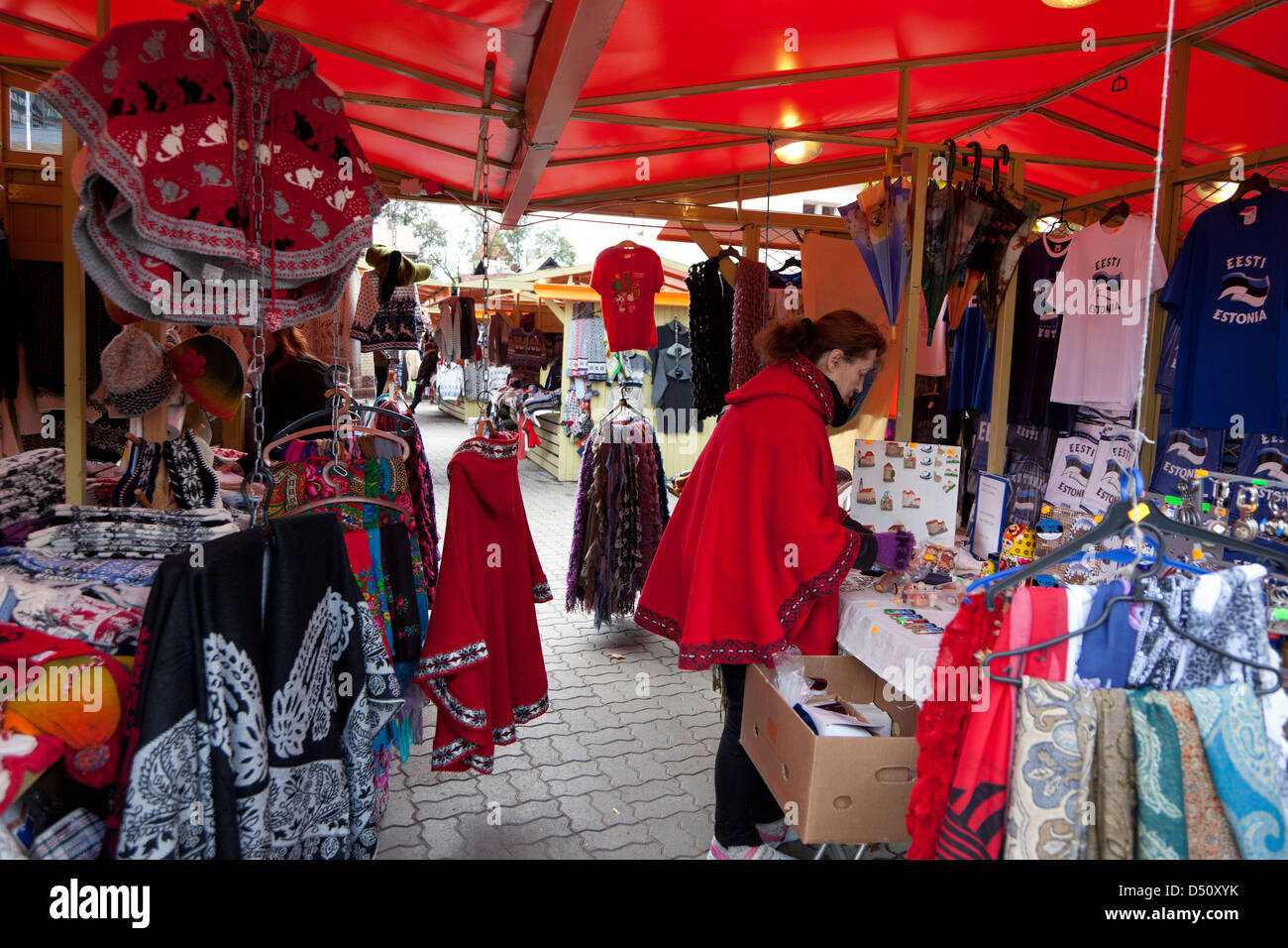 Tallinn, Estland, eine Frau auf dem Bekleidungsmarkt in Estonischen Viruviertel Stockfoto