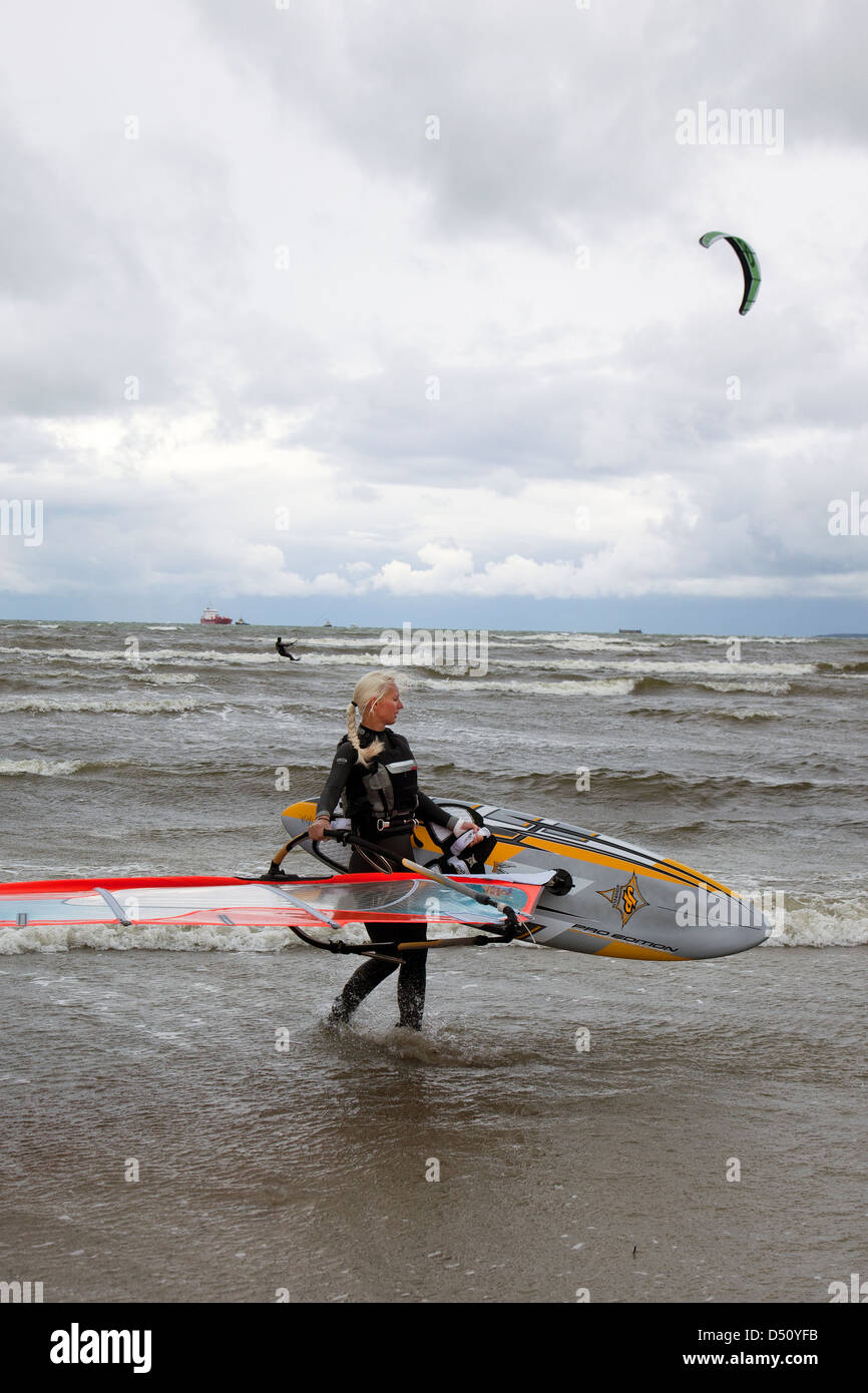 Tallinn, Estland, Surfer am Strand von Pirita Stockfoto