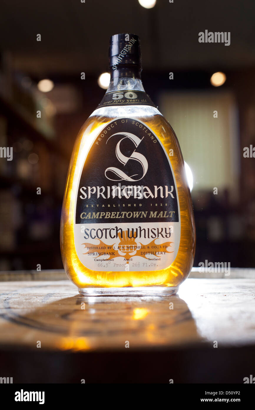 Eine seltene 50 Jahre alte Flasche Springbank Whisky zwischen £10.000 und 12.000 £ geschätzt. Stockfoto